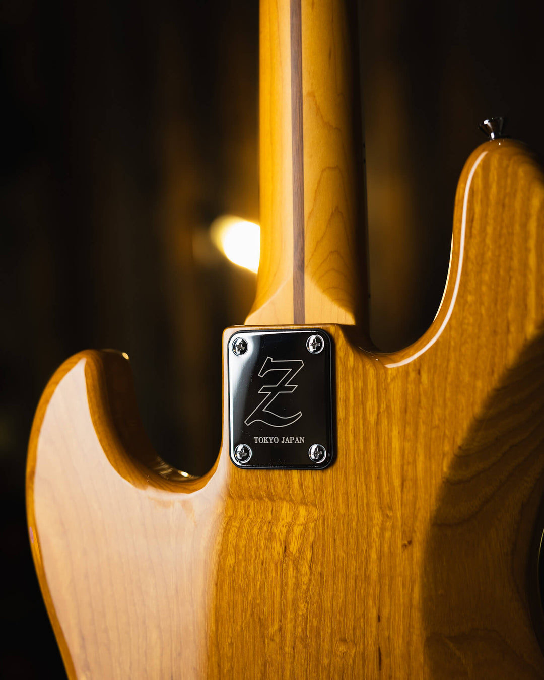 Atelier Z M245'70 Vintage Natural 2024 - Bajo Eléctrico | Cuerpo • Model: M245'70• Madera: Ash • Terminación: Vintage Natural Gloss Brazo • Madera: Tinted Maple• Perfil: “C”• Terminación: Matte • String Spacing: 19 mm• Escala: 34” • Nuez: Bone Diapasón •