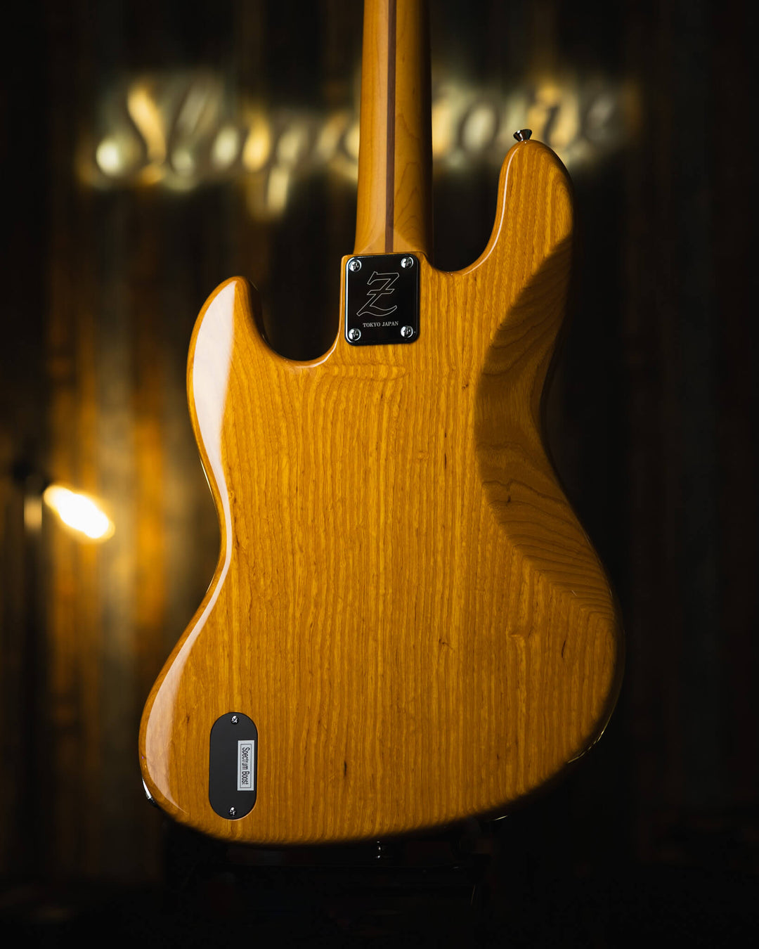 Atelier Z M245'70 Vintage Natural 2024 - Bajo Eléctrico | Cuerpo • Model: M245'70• Madera: Ash • Terminación: Vintage Natural Gloss Brazo • Madera: Tinted Maple• Perfil: “C”• Terminación: Matte • String Spacing: 19 mm• Escala: 34” • Nuez: Bone Diapasón •