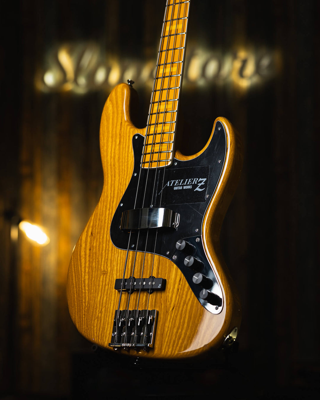 Atelier Z M245'70 Vintage Natural 2024 - Bajo Eléctrico | Cuerpo • Model: M245'70• Madera: Ash • Terminación: Vintage Natural Gloss Brazo • Madera: Tinted Maple• Perfil: “C”• Terminación: Matte • String Spacing: 19 mm• Escala: 34” • Nuez: Bone Diapasón •