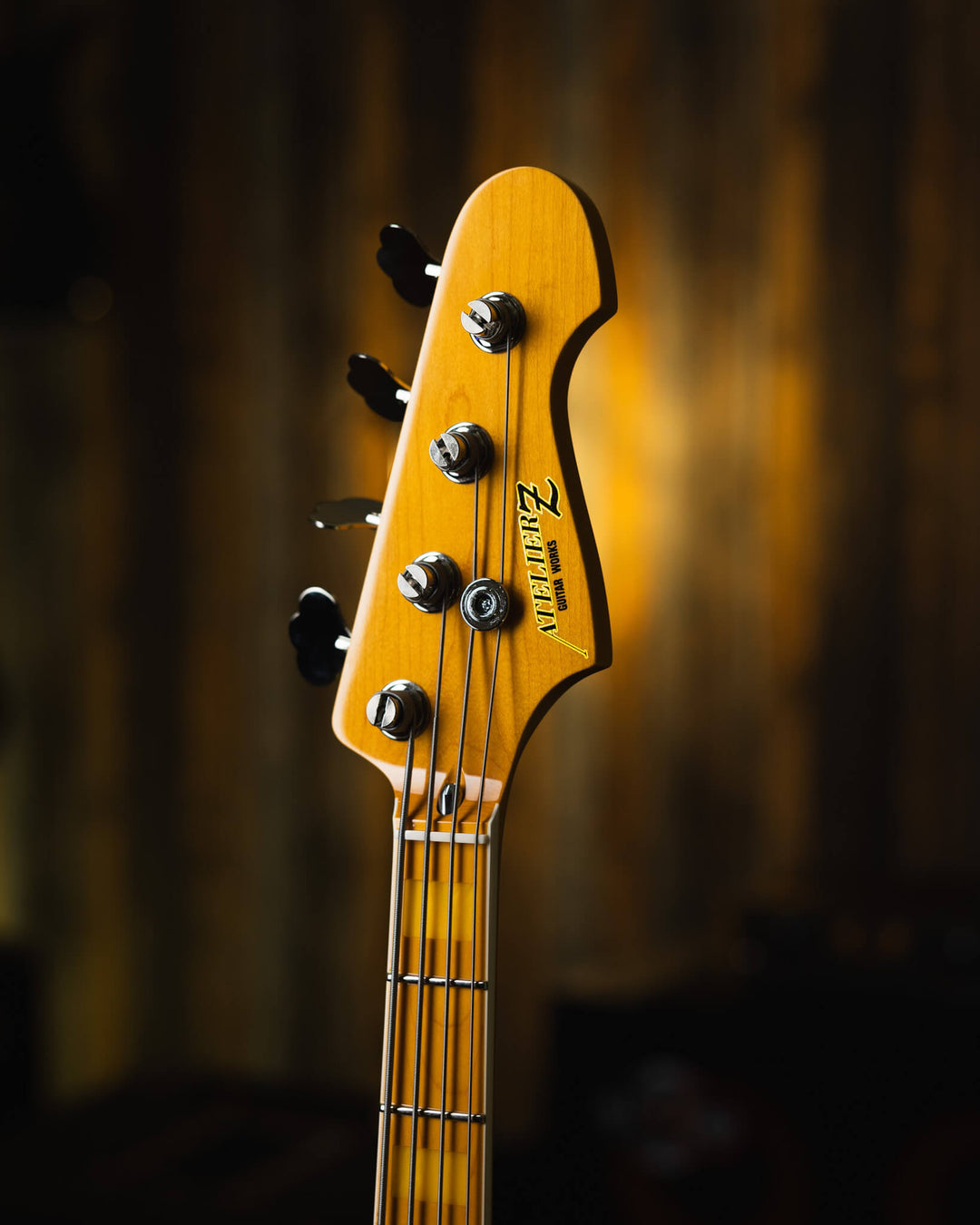 Atelier Z M245'70 Vintage Natural 2024 - Bajo Eléctrico | Cuerpo • Model: M245'70• Madera: Ash • Terminación: Vintage Natural Gloss Brazo • Madera: Tinted Maple• Perfil: “C”• Terminación: Matte • String Spacing: 19 mm• Escala: 34” • Nuez: Bone Diapasón •