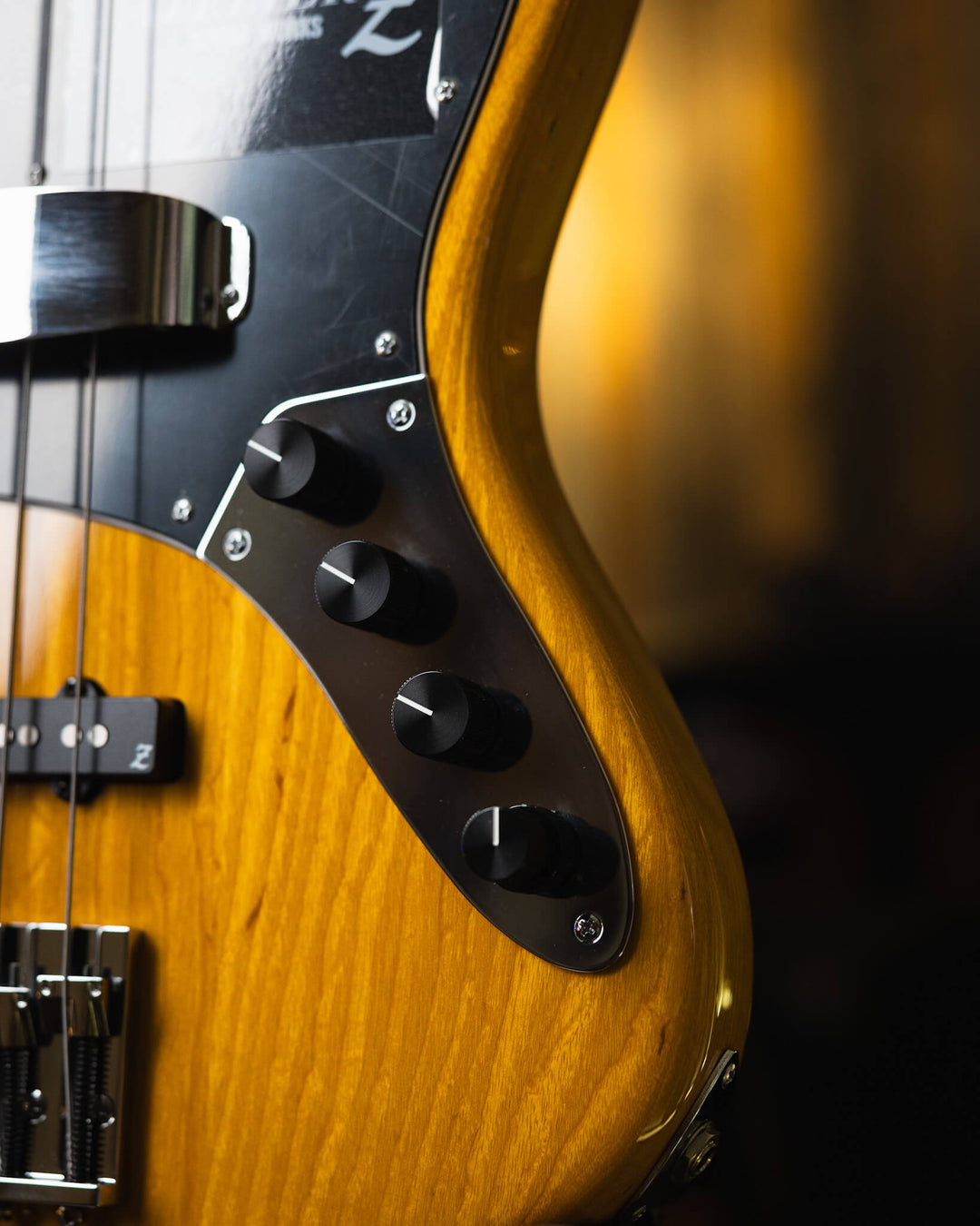 Atelier Z M245'70 Vintage Natural 2024 - Bajo Eléctrico | Cuerpo • Model: M245'70• Madera: Ash • Terminación: Vintage Natural Gloss Brazo • Madera: Tinted Maple• Perfil: “C”• Terminación: Matte • String Spacing: 19 mm• Escala: 34” • Nuez: Bone Diapasón •