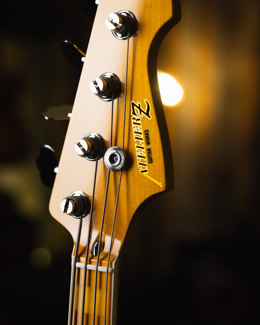 Atelier Z M245'70 Vintage Natural 2024 - Bajo Eléctrico | Cuerpo • Model: M245'70• Madera: Ash • Terminación: Vintage Natural Gloss Brazo • Madera: Tinted Maple• Perfil: “C”• Terminación: Matte • String Spacing: 19 mm• Escala: 34” • Nuez: Bone Diapasón •