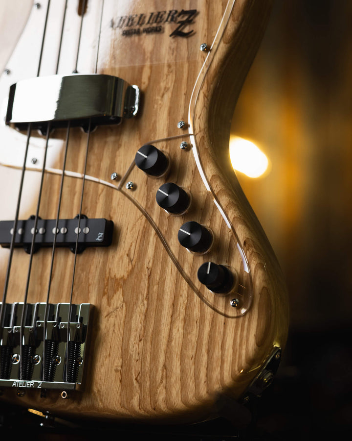 Atelier Z M245 Natural 2024 - Bajo Eléctrico | Friends, we purchased the entire Atelier Z booth at NAMM Show 2024, and this is one of the sample basses that they had that blew people's mind at the show. It's now packed and ready to ship :) Cuerpo • Model: