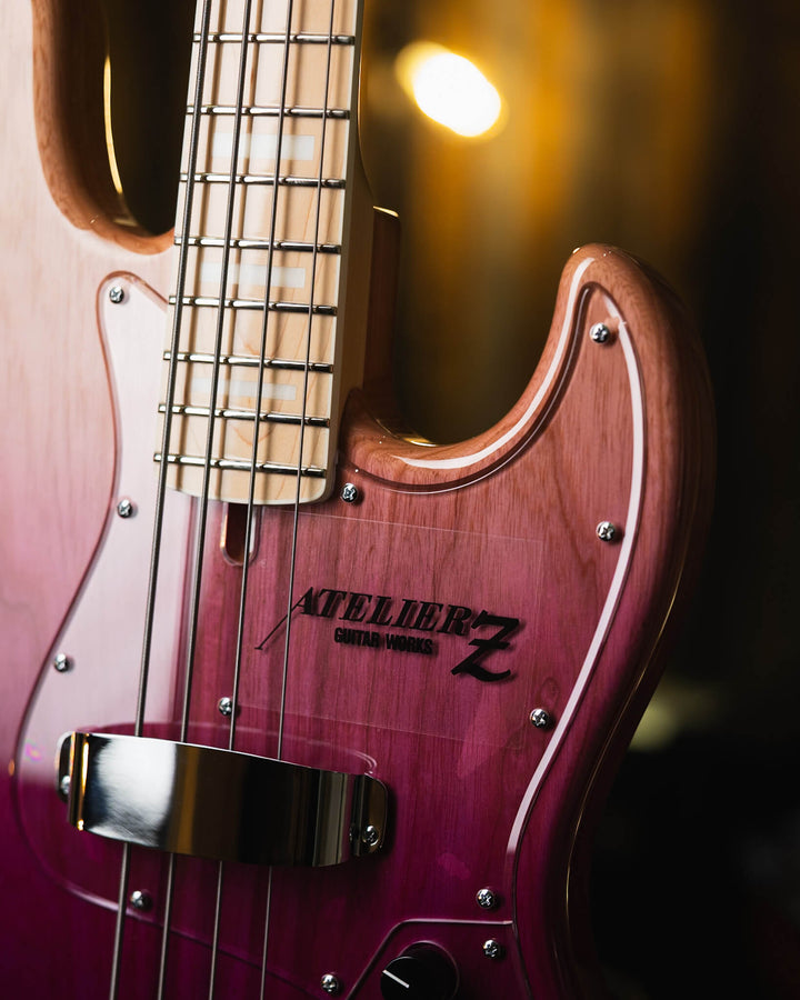 Atelier Z M245 Purple Fade 2024 - Bajo Eléctrico | Cuerpo • Model: M245• Madera: Ash • Terminación: Purple Fade Gloss Brazo • Madera: Maple• Perfil: “C”• Terminación: Gloss • String Spacing: 19 mm• Escala: 34” • Nuez: Bone Diapasón • Madera: Maple• Radio: