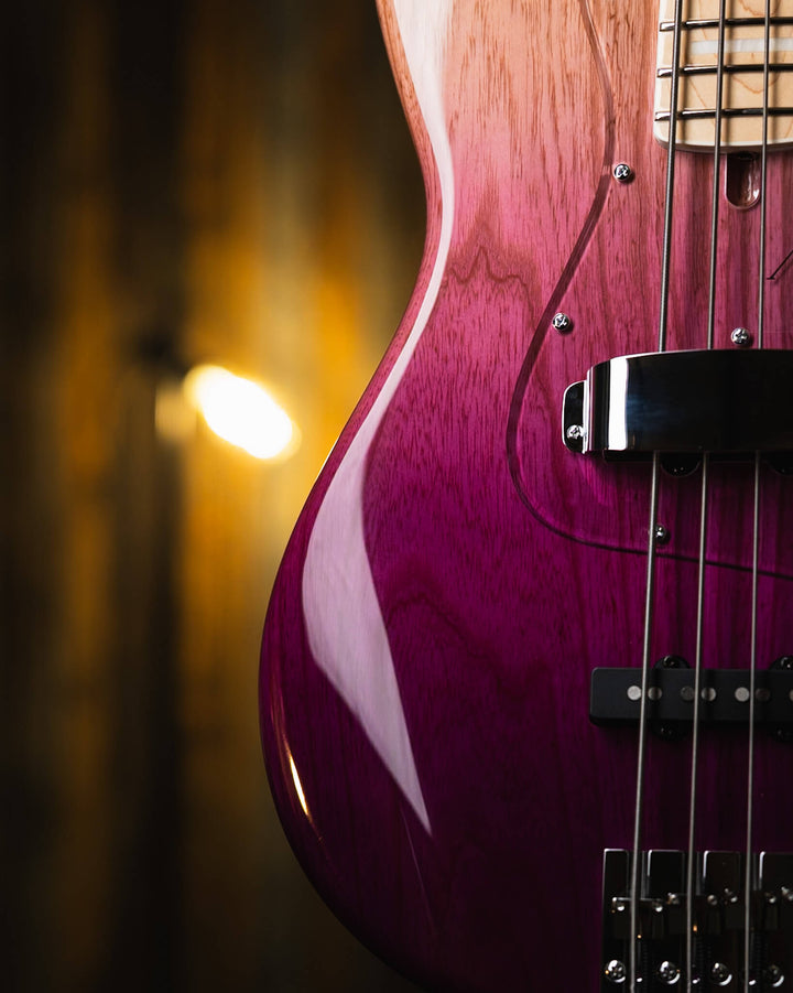 Atelier Z M245 Purple Fade 2024 - Bajo Eléctrico | Cuerpo • Model: M245• Madera: Ash • Terminación: Purple Fade Gloss Brazo • Madera: Maple• Perfil: “C”• Terminación: Gloss • String Spacing: 19 mm• Escala: 34” • Nuez: Bone Diapasón • Madera: Maple• Radio: