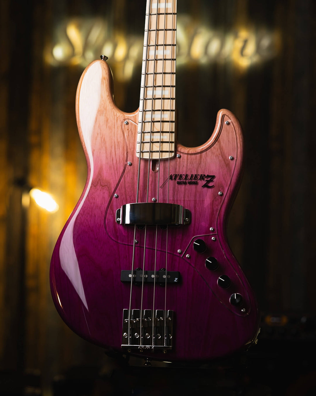 Atelier Z M245 Purple Fade 2024 - Bajo Eléctrico | Cuerpo • Model: M245• Madera: Ash • Terminación: Purple Fade Gloss Brazo • Madera: Maple• Perfil: “C”• Terminación: Gloss • String Spacing: 19 mm• Escala: 34” • Nuez: Bone Diapasón • Madera: Maple• Radio: