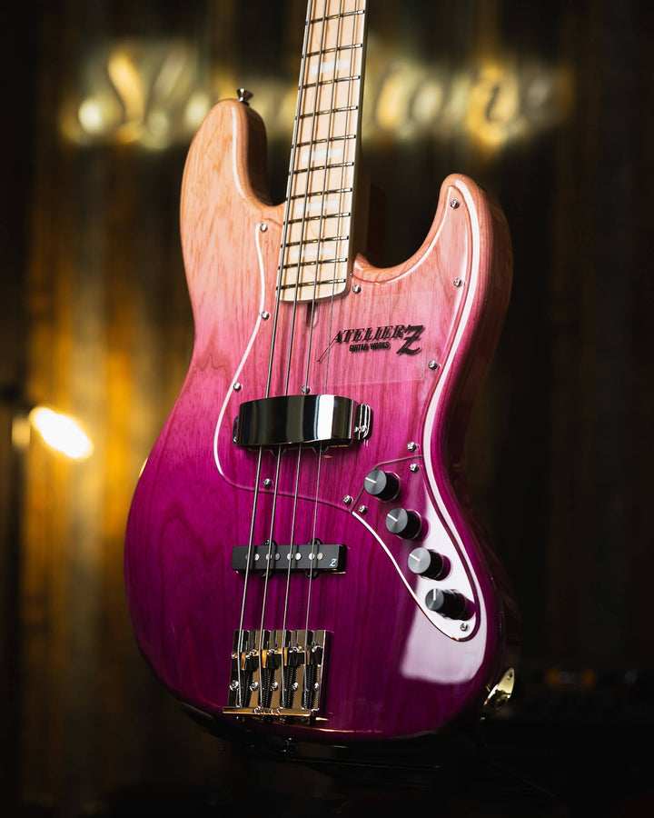 Atelier Z M245 Purple Fade 2024 - Bajo Eléctrico | Cuerpo • Model: M245• Madera: Ash • Terminación: Purple Fade Gloss Brazo • Madera: Maple• Perfil: “C”• Terminación: Gloss • String Spacing: 19 mm• Escala: 34” • Nuez: Bone Diapasón • Madera: Maple• Radio:
