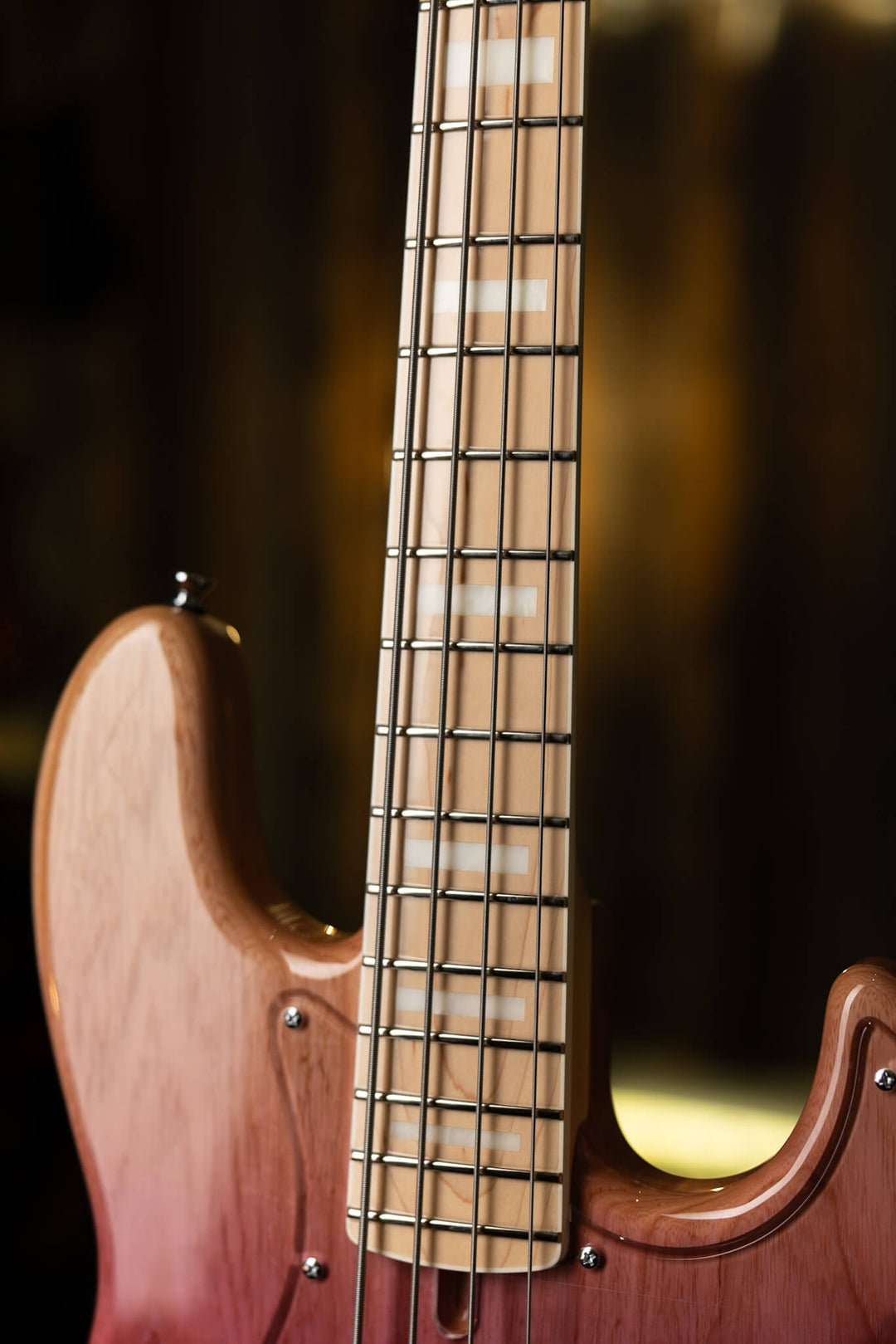 Atelier Z M245 Purple Fade 2024 - Bajo Eléctrico | Cuerpo • Model: M245• Madera: Ash • Terminación: Purple Fade Gloss Brazo • Madera: Maple• Perfil: “C”• Terminación: Gloss • String Spacing: 19 mm• Escala: 34” • Nuez: Bone Diapasón • Madera: Maple• Radio: