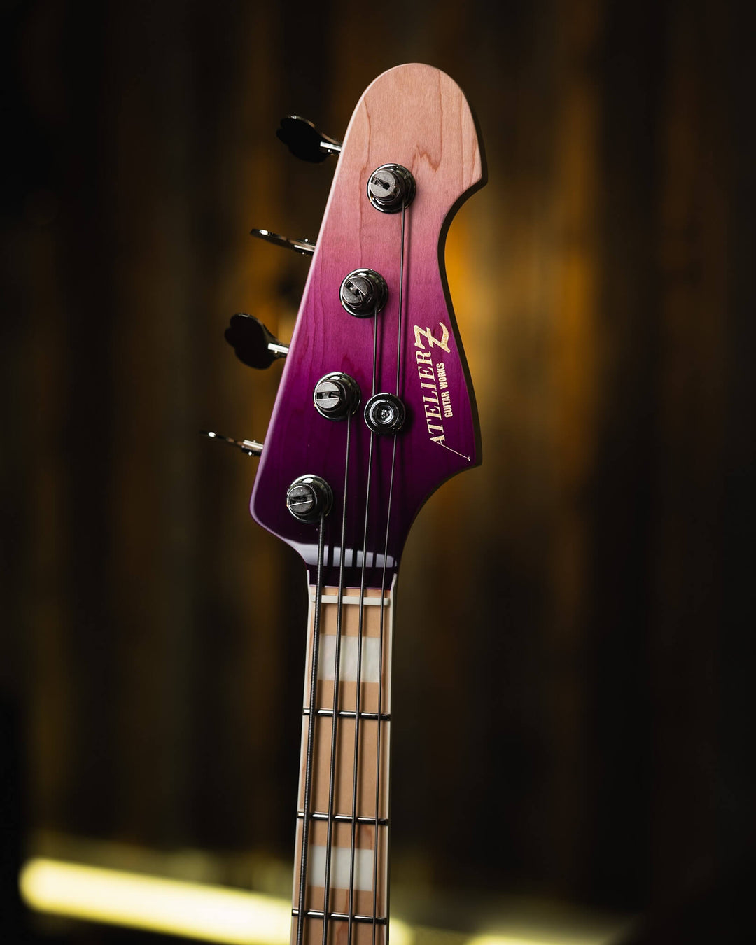Atelier Z M245 Purple Fade 2024 - Bajo Eléctrico | Cuerpo • Model: M245• Madera: Ash • Terminación: Purple Fade Gloss Brazo • Madera: Maple• Perfil: “C”• Terminación: Gloss • String Spacing: 19 mm• Escala: 34” • Nuez: Bone Diapasón • Madera: Maple• Radio: