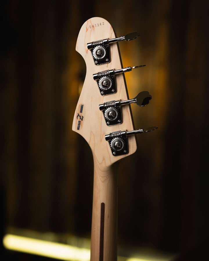 Atelier Z M245 Purple Fade 2024 - Bajo Eléctrico | Cuerpo • Model: M245• Madera: Ash • Terminación: Purple Fade Gloss Brazo • Madera: Maple• Perfil: “C”• Terminación: Gloss • String Spacing: 19 mm• Escala: 34” • Nuez: Bone Diapasón • Madera: Maple• Radio: