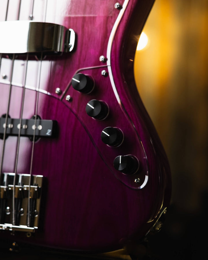 Atelier Z M245 Purple Fade 2024 - Bajo Eléctrico | Cuerpo • Model: M245• Madera: Ash • Terminación: Purple Fade Gloss Brazo • Madera: Maple• Perfil: “C”• Terminación: Gloss • String Spacing: 19 mm• Escala: 34” • Nuez: Bone Diapasón • Madera: Maple• Radio: