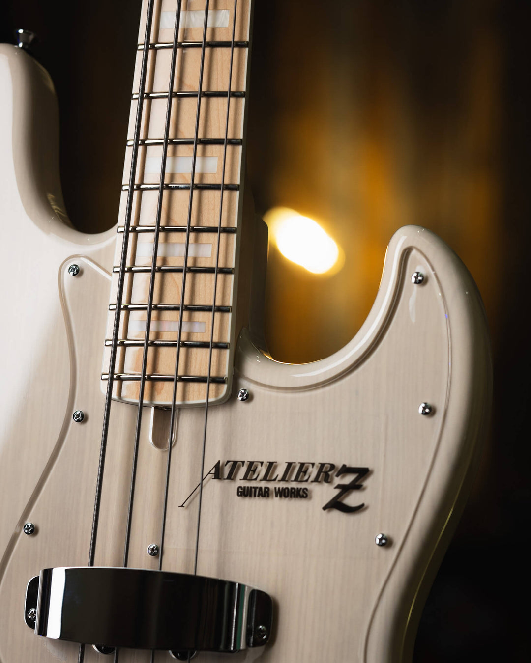 Atelier Z M245 Trans White 2024 - Bajo Eléctrico | Cuerpo • Model: M245• Madera: Ash • Terminación: Natural Brazo • Madera: Maple• Perfil: “C”• Terminación: Gloss • String Spacing: 19 mm• Escala: 34” • Nuez: Bone Diapasón • Madera: Maple• Radio: 10"• Tras