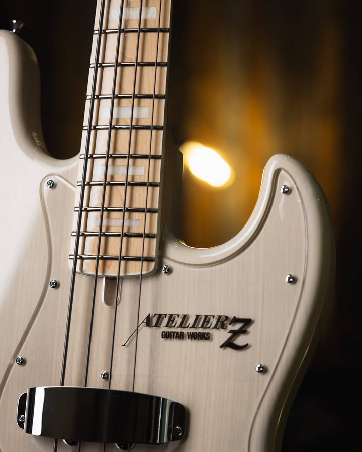 Atelier Z M245 Trans White 2024 - Bajo Eléctrico | Cuerpo • Model: M245• Madera: Ash • Terminación: Natural Brazo • Madera: Maple• Perfil: “C”• Terminación: Gloss • String Spacing: 19 mm• Escala: 34” • Nuez: Bone Diapasón • Madera: Maple• Radio: 10"• Tras