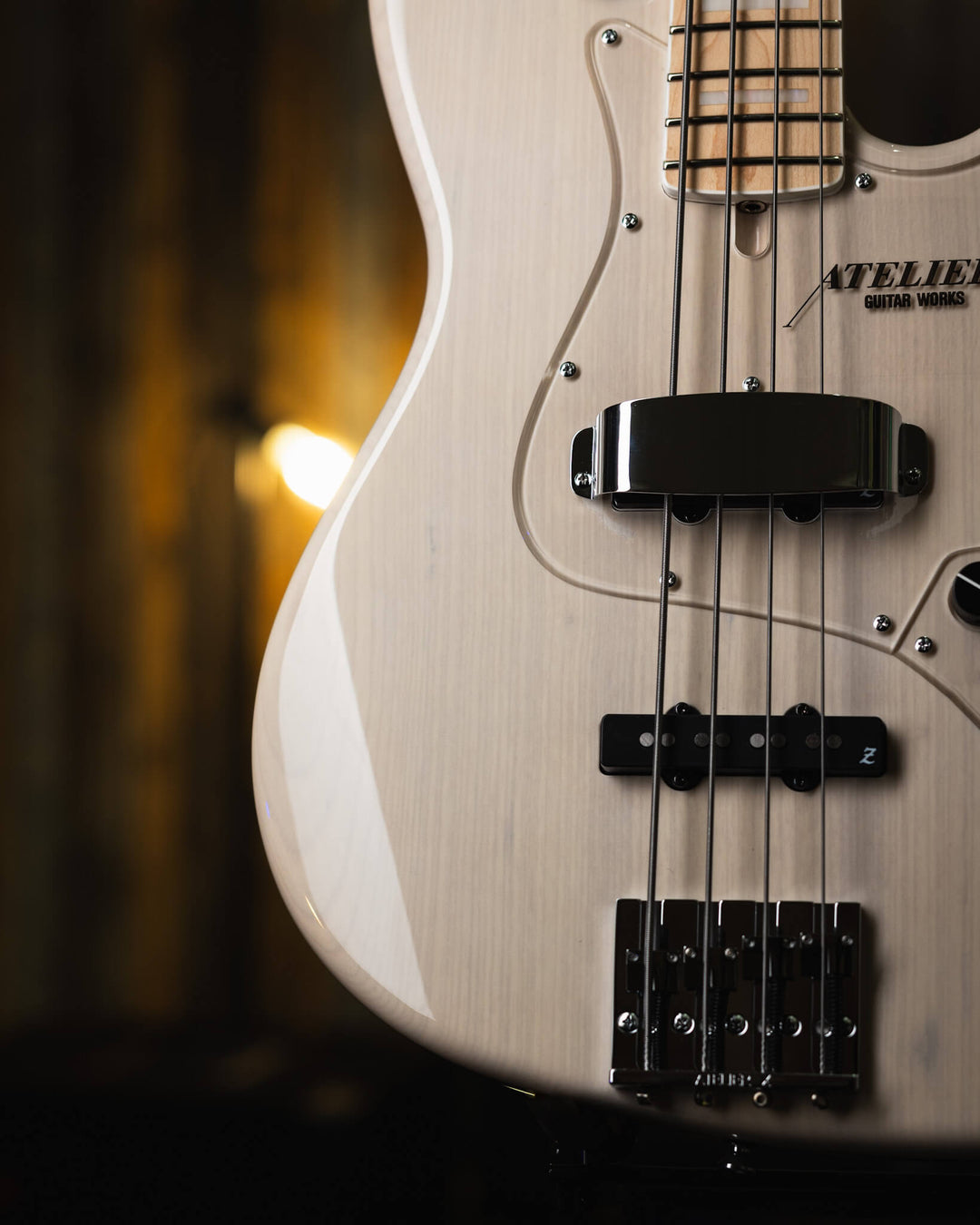 Atelier Z M245 Trans White 2024 - Bajo Eléctrico | Cuerpo • Model: M245• Madera: Ash • Terminación: Natural Brazo • Madera: Maple• Perfil: “C”• Terminación: Gloss • String Spacing: 19 mm• Escala: 34” • Nuez: Bone Diapasón • Madera: Maple• Radio: 10"• Tras