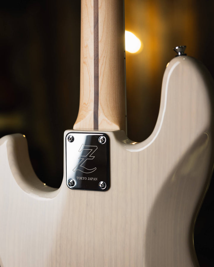 Atelier Z M245 Trans White 2024 - Bajo Eléctrico | Cuerpo • Model: M245• Madera: Ash • Terminación: Natural Brazo • Madera: Maple• Perfil: “C”• Terminación: Gloss • String Spacing: 19 mm• Escala: 34” • Nuez: Bone Diapasón • Madera: Maple• Radio: 10"• Tras