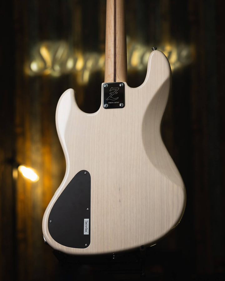 Atelier Z M245 Trans White 2024 - Bajo Eléctrico | Cuerpo • Model: M245• Madera: Ash • Terminación: Natural Brazo • Madera: Maple• Perfil: “C”• Terminación: Gloss • String Spacing: 19 mm• Escala: 34” • Nuez: Bone Diapasón • Madera: Maple• Radio: 10"• Tras