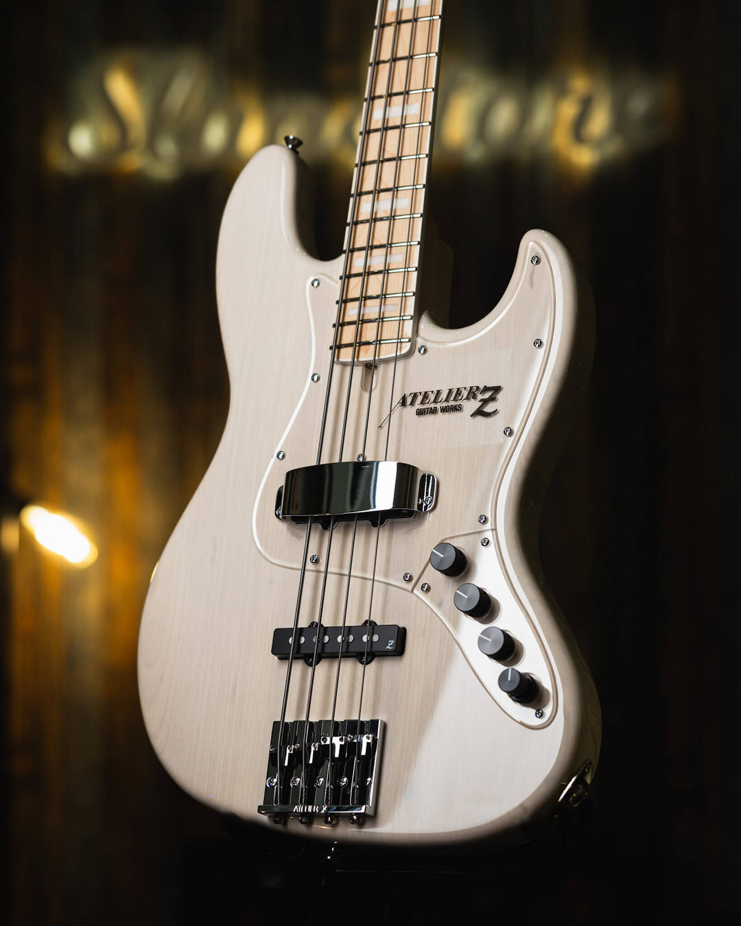 Atelier Z M245 Trans White 2024 - Bajo Eléctrico | Cuerpo • Model: M245• Madera: Ash • Terminación: Natural Brazo • Madera: Maple• Perfil: “C”• Terminación: Gloss • String Spacing: 19 mm• Escala: 34” • Nuez: Bone Diapasón • Madera: Maple• Radio: 10"• Tras