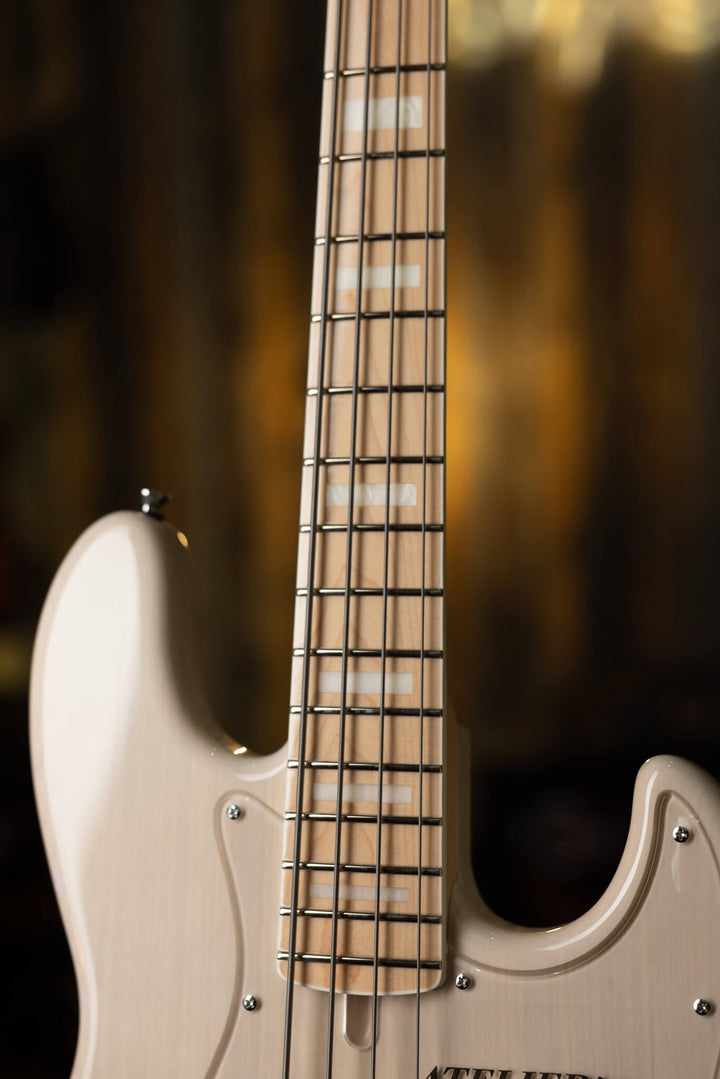 Atelier Z M245 Trans White 2024 - Bajo Eléctrico | Cuerpo • Model: M245• Madera: Ash • Terminación: Natural Brazo • Madera: Maple• Perfil: “C”• Terminación: Gloss • String Spacing: 19 mm• Escala: 34” • Nuez: Bone Diapasón • Madera: Maple• Radio: 10"• Tras