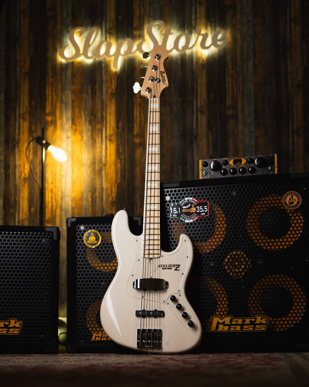 Atelier Z M245 Trans White 2024 - Bajo Eléctrico | Cuerpo • Model: M245• Madera: Ash • Terminación: Natural Brazo • Madera: Maple• Perfil: “C”• Terminación: Gloss • String Spacing: 19 mm• Escala: 34” • Nuez: Bone Diapasón • Madera: Maple• Radio: 10"• Tras