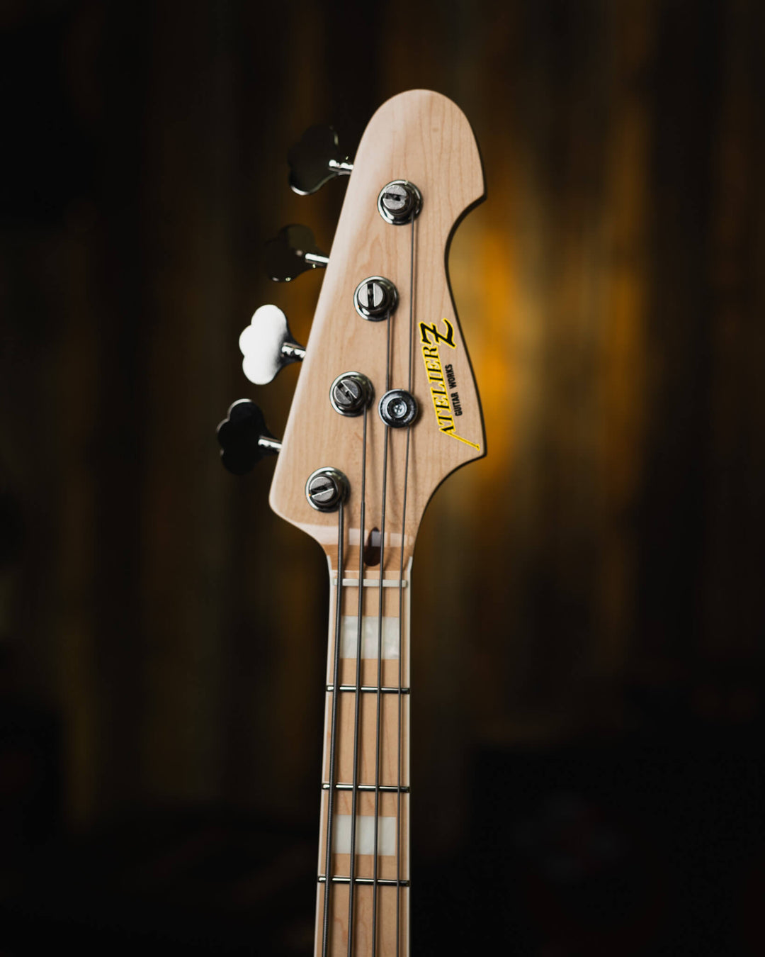 Atelier Z M245 Trans White 2024 - Bajo Eléctrico | Cuerpo • Model: M245• Madera: Ash • Terminación: Natural Brazo • Madera: Maple• Perfil: “C”• Terminación: Gloss • String Spacing: 19 mm• Escala: 34” • Nuez: Bone Diapasón • Madera: Maple• Radio: 10"• Tras