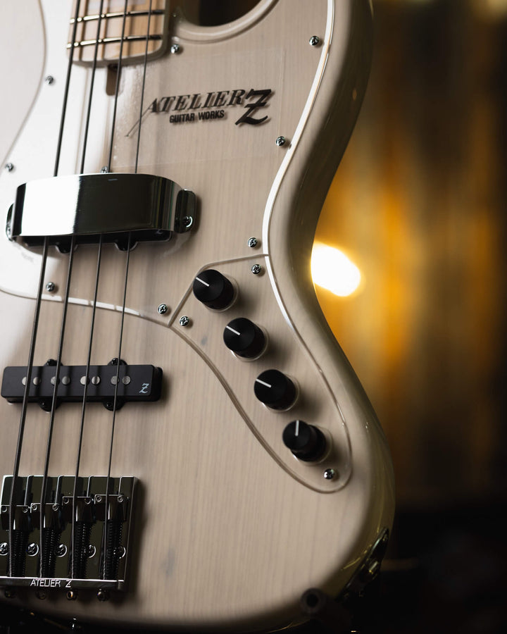 Atelier Z M245 Trans White 2024 - Bajo Eléctrico | Cuerpo • Model: M245• Madera: Ash • Terminación: Natural Brazo • Madera: Maple• Perfil: “C”• Terminación: Gloss • String Spacing: 19 mm• Escala: 34” • Nuez: Bone Diapasón • Madera: Maple• Radio: 10"• Tras