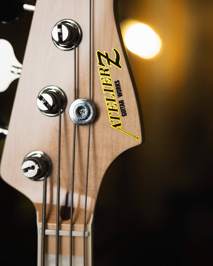 Atelier Z M245 Trans White 2024 - Bajo Eléctrico | Cuerpo • Model: M245• Madera: Ash • Terminación: Natural Brazo • Madera: Maple• Perfil: “C”• Terminación: Gloss • String Spacing: 19 mm• Escala: 34” • Nuez: Bone Diapasón • Madera: Maple• Radio: 10"• Tras