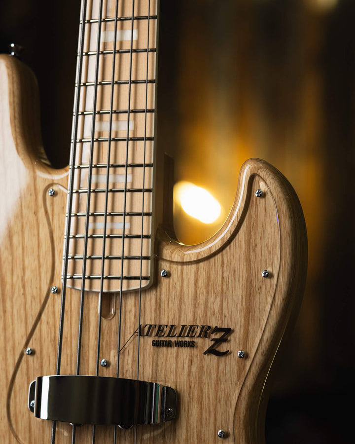 Atelier Z M265 Natural 2024 - Bajo Eléctrico | Diseñados y construidos en Tokyo, Japón, la serie Magnitude de Atelier Z tiene un sonido característico y ortodoxo que se adapta a todos los estilos de música en donde se pueda desempeñar un jazz bass, además