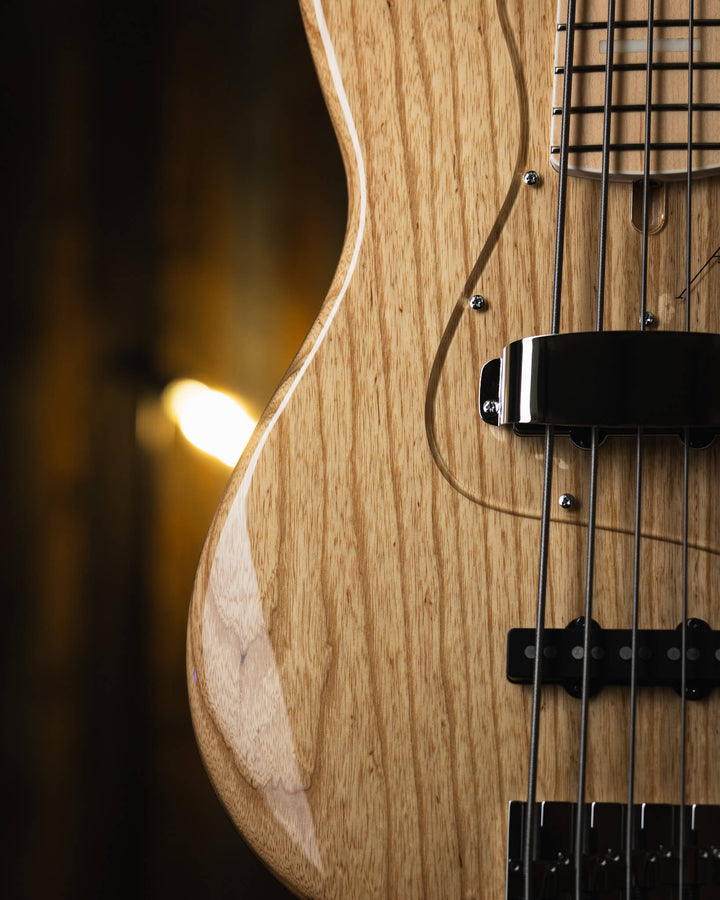 Atelier Z M265 Natural 2024 - Bajo Eléctrico | Diseñados y construidos en Tokyo, Japón, la serie Magnitude de Atelier Z tiene un sonido característico y ortodoxo que se adapta a todos los estilos de música en donde se pueda desempeñar un jazz bass, además