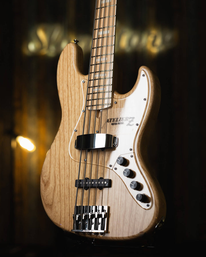 Atelier Z M265 Natural 2024 - Bajo Eléctrico | Diseñados y construidos en Tokyo, Japón, la serie Magnitude de Atelier Z tiene un sonido característico y ortodoxo que se adapta a todos los estilos de música en donde se pueda desempeñar un jazz bass, además