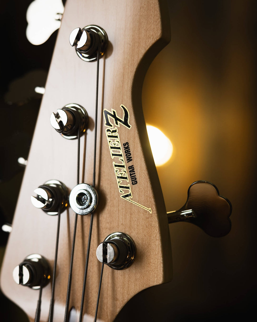 Atelier Z M265 Natural 2024 - Bajo Eléctrico | Diseñados y construidos en Tokyo, Japón, la serie Magnitude de Atelier Z tiene un sonido característico y ortodoxo que se adapta a todos los estilos de música en donde se pueda desempeñar un jazz bass, además