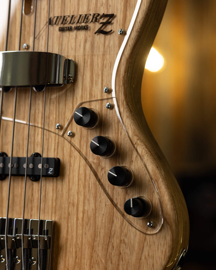 Atelier Z M265 Natural 2024 - Bajo Eléctrico | Diseñados y construidos en Tokyo, Japón, la serie Magnitude de Atelier Z tiene un sonido característico y ortodoxo que se adapta a todos los estilos de música en donde se pueda desempeñar un jazz bass, además
