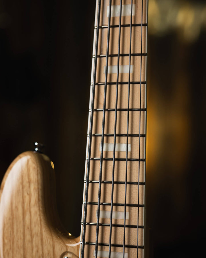 Atelier Z M265 Natural 2024 - Bajo Eléctrico | Diseñados y construidos en Tokyo, Japón, la serie Magnitude de Atelier Z tiene un sonido característico y ortodoxo que se adapta a todos los estilos de música en donde se pueda desempeñar un jazz bass, además