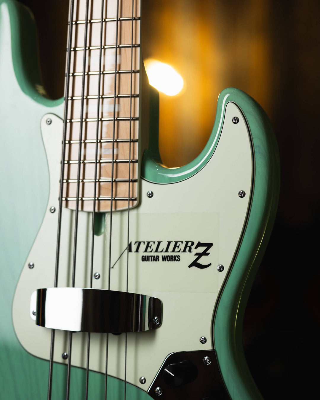 Atelier Z M265 Trans Seafoam Green 2024 - Bajo Eléctrico | Cuerpo • Model: M265• Madera: Ash • Terminación: Trans Seafoam Green Brazo • Madera: Maple (Trans Blue tint)• Perfil: “C”• Terminación: Gloss • String Spacing: 18 mm• Escala: 34” • Nuez: Bone Diap