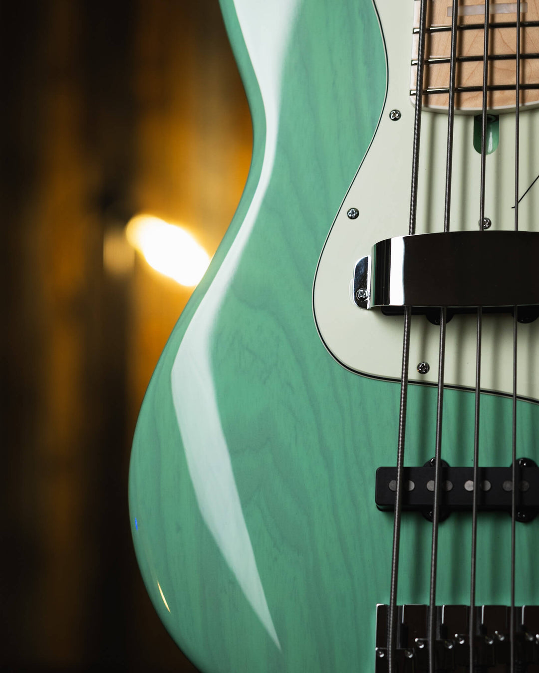 Atelier Z M265 Trans Seafoam Green 2024 - Bajo Eléctrico | Cuerpo • Model: M265• Madera: Ash • Terminación: Trans Seafoam Green Brazo • Madera: Maple (Trans Blue tint)• Perfil: “C”• Terminación: Gloss • String Spacing: 18 mm• Escala: 34” • Nuez: Bone Diap