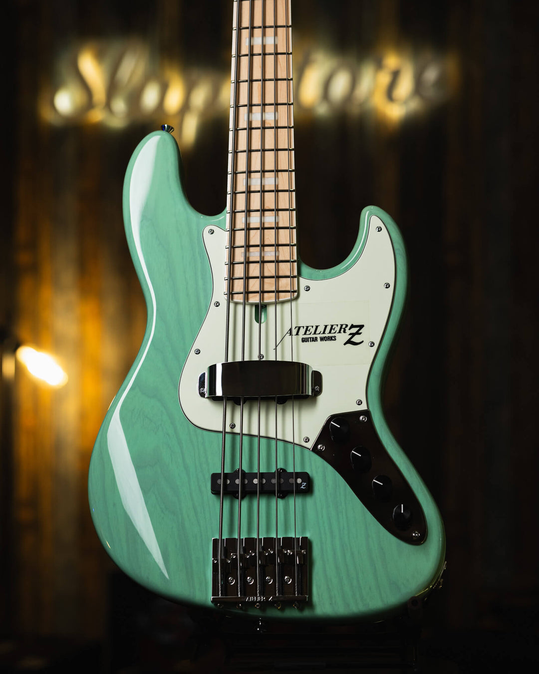 Atelier Z M265 Trans Seafoam Green 2024 - Bajo Eléctrico | Cuerpo • Model: M265• Madera: Ash • Terminación: Trans Seafoam Green Brazo • Madera: Maple (Trans Blue tint)• Perfil: “C”• Terminación: Gloss • String Spacing: 18 mm• Escala: 34” • Nuez: Bone Diap