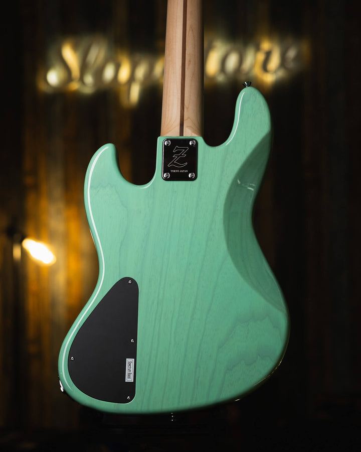 Atelier Z M265 Trans Seafoam Green 2024 - Bajo Eléctrico | Cuerpo • Model: M265• Madera: Ash • Terminación: Trans Seafoam Green Brazo • Madera: Maple (Trans Blue tint)• Perfil: “C”• Terminación: Gloss • String Spacing: 18 mm• Escala: 34” • Nuez: Bone Diap
