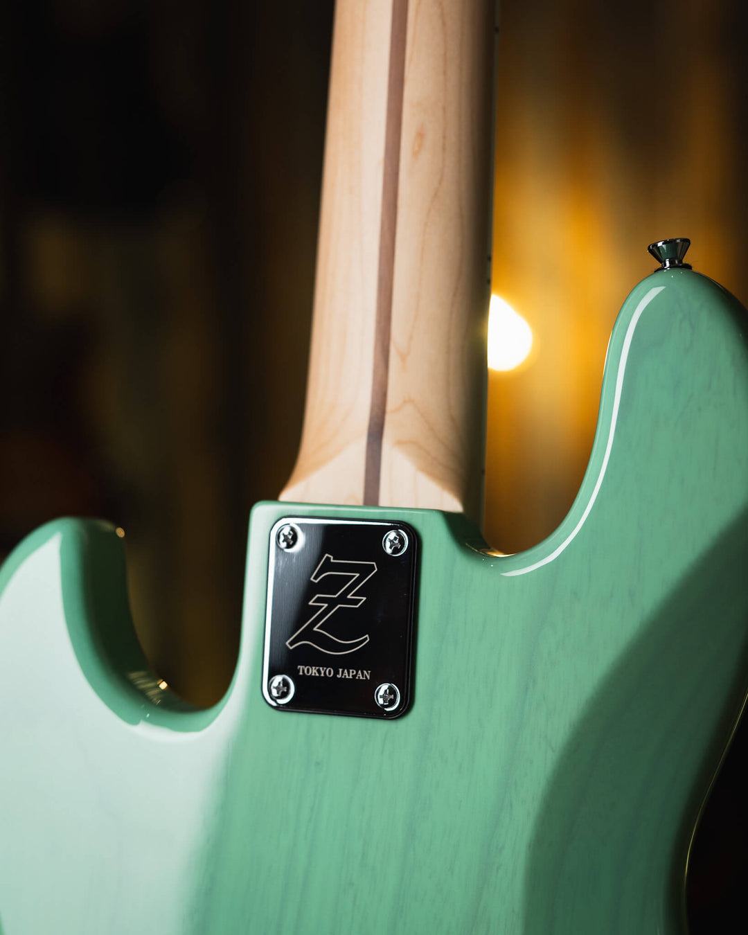 Atelier Z M265 Trans Seafoam Green 2024 - Bajo Eléctrico | Cuerpo • Model: M265• Madera: Ash • Terminación: Trans Seafoam Green Brazo • Madera: Maple (Trans Blue tint)• Perfil: “C”• Terminación: Gloss • String Spacing: 18 mm• Escala: 34” • Nuez: Bone Diap