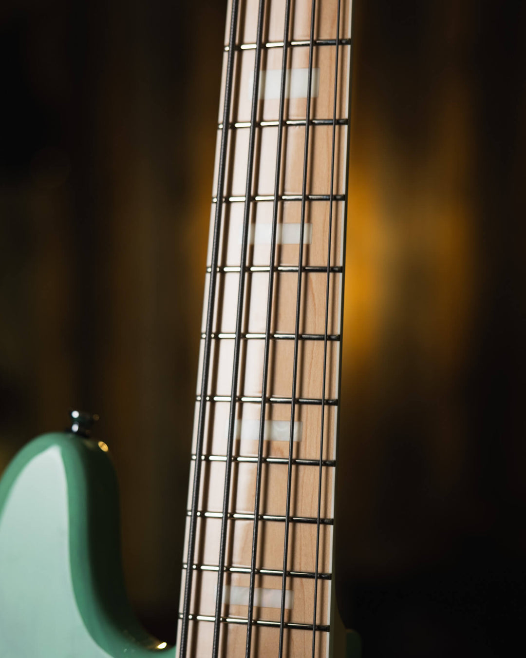 Atelier Z M265 Trans Seafoam Green 2024 - Bajo Eléctrico | Cuerpo • Model: M265• Madera: Ash • Terminación: Trans Seafoam Green Brazo • Madera: Maple (Trans Blue tint)• Perfil: “C”• Terminación: Gloss • String Spacing: 18 mm• Escala: 34” • Nuez: Bone Diap