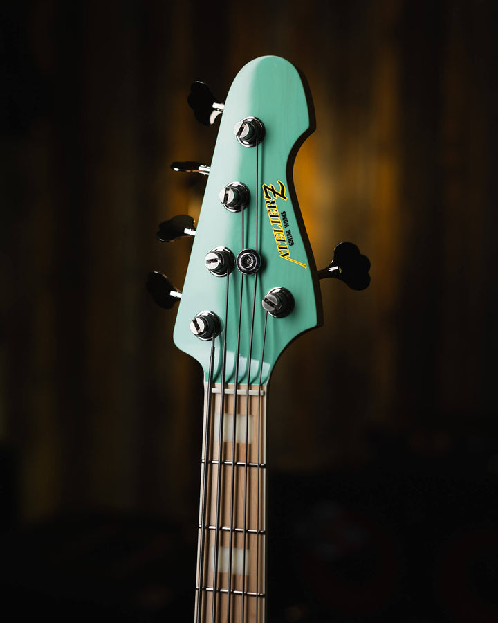 Atelier Z M265 Trans Seafoam Green 2024 - Bajo Eléctrico | Cuerpo • Model: M265• Madera: Ash • Terminación: Trans Seafoam Green Brazo • Madera: Maple (Trans Blue tint)• Perfil: “C”• Terminación: Gloss • String Spacing: 18 mm• Escala: 34” • Nuez: Bone Diap