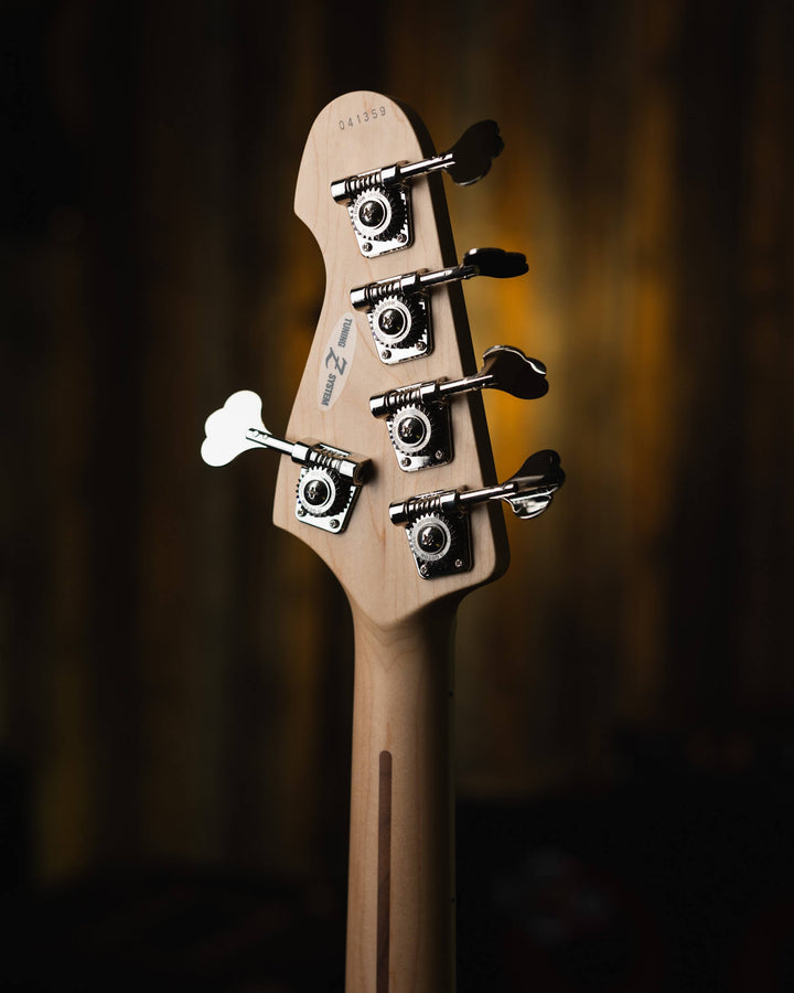 Atelier Z M265 Trans Seafoam Green 2024 - Bajo Eléctrico | Cuerpo • Model: M265• Madera: Ash • Terminación: Trans Seafoam Green Brazo • Madera: Maple (Trans Blue tint)• Perfil: “C”• Terminación: Gloss • String Spacing: 18 mm• Escala: 34” • Nuez: Bone Diap