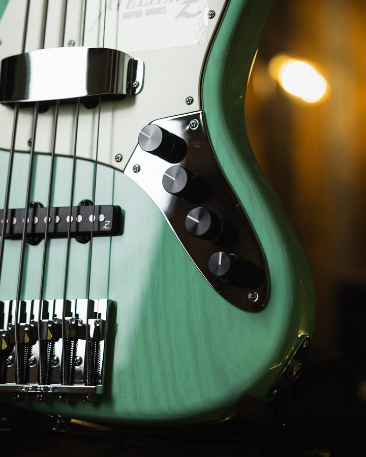 Atelier Z M265 Trans Seafoam Green 2024 - Bajo Eléctrico | Cuerpo • Model: M265• Madera: Ash • Terminación: Trans Seafoam Green Brazo • Madera: Maple (Trans Blue tint)• Perfil: “C”• Terminación: Gloss • String Spacing: 18 mm• Escala: 34” • Nuez: Bone Diap