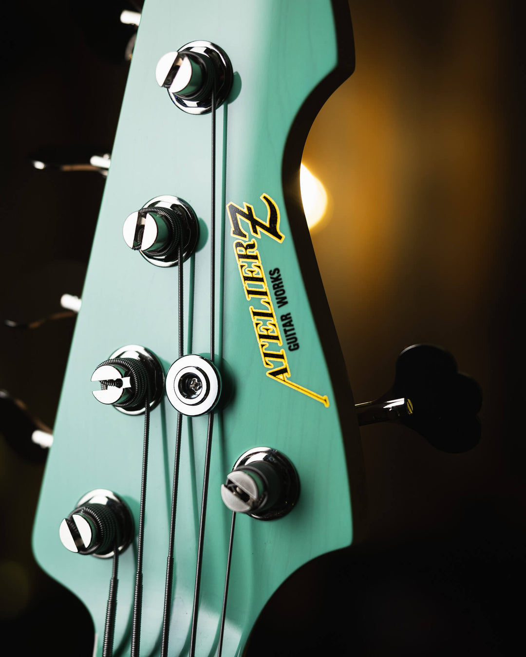 Atelier Z M265 Trans Seafoam Green 2024 - Bajo Eléctrico | Cuerpo • Model: M265• Madera: Ash • Terminación: Trans Seafoam Green Brazo • Madera: Maple (Trans Blue tint)• Perfil: “C”• Terminación: Gloss • String Spacing: 18 mm• Escala: 34” • Nuez: Bone Diap