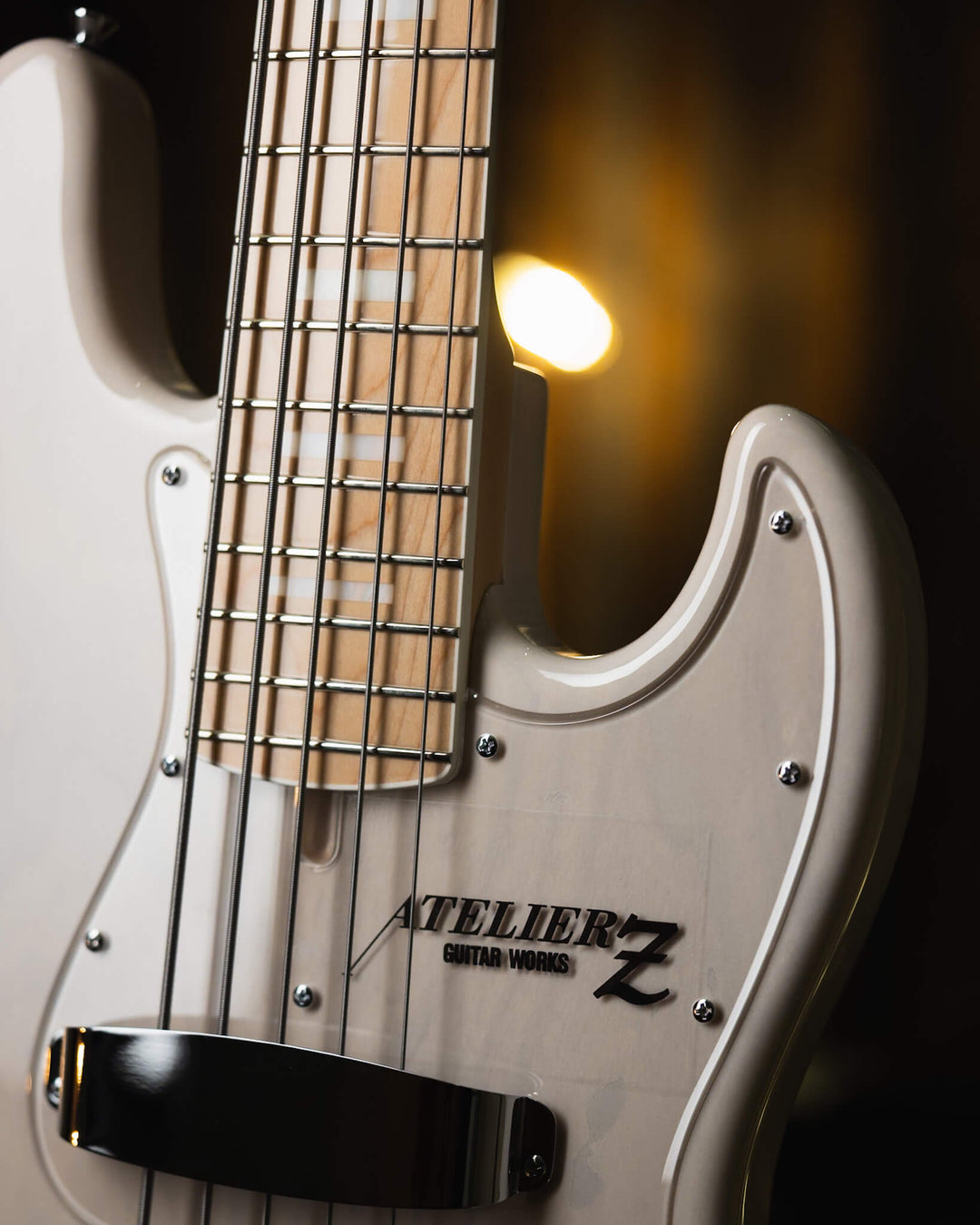 Atelier Z M265 Trans White 2024 - Bajo Eléctrico | Diseñados y construidos en Tokyo, Japón, la serie Magnitude de Atelier Z tiene un sonido característico y ortodoxo que se adapta a todos los estilos de música en donde se pueda desempeñar un jazz bass, ad