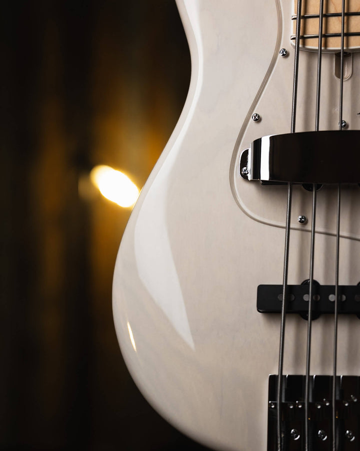 Atelier Z M265 Trans White 2024 - Bajo Eléctrico | Diseñados y construidos en Tokyo, Japón, la serie Magnitude de Atelier Z tiene un sonido característico y ortodoxo que se adapta a todos los estilos de música en donde se pueda desempeñar un jazz bass, ad