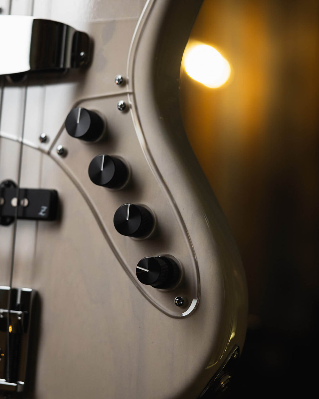 Atelier Z M265 Trans White 2024 - Bajo Eléctrico | Diseñados y construidos en Tokyo, Japón, la serie Magnitude de Atelier Z tiene un sonido característico y ortodoxo que se adapta a todos los estilos de música en donde se pueda desempeñar un jazz bass, ad