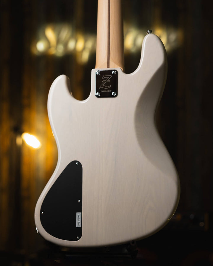 Atelier Z M265 Trans White 2024 - Bajo Eléctrico | Diseñados y construidos en Tokyo, Japón, la serie Magnitude de Atelier Z tiene un sonido característico y ortodoxo que se adapta a todos los estilos de música en donde se pueda desempeñar un jazz bass, ad