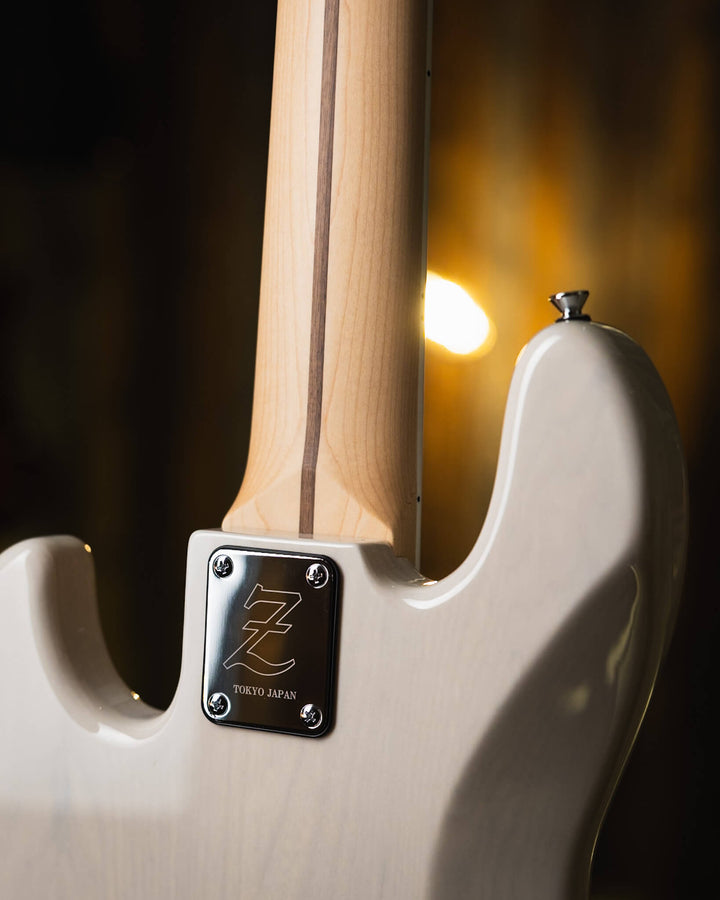 Atelier Z M265 Trans White 2024 - Bajo Eléctrico | Diseñados y construidos en Tokyo, Japón, la serie Magnitude de Atelier Z tiene un sonido característico y ortodoxo que se adapta a todos los estilos de música en donde se pueda desempeñar un jazz bass, ad