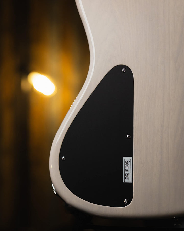 Atelier Z M265 Trans White 2024 - Bajo Eléctrico | Diseñados y construidos en Tokyo, Japón, la serie Magnitude de Atelier Z tiene un sonido característico y ortodoxo que se adapta a todos los estilos de música en donde se pueda desempeñar un jazz bass, ad