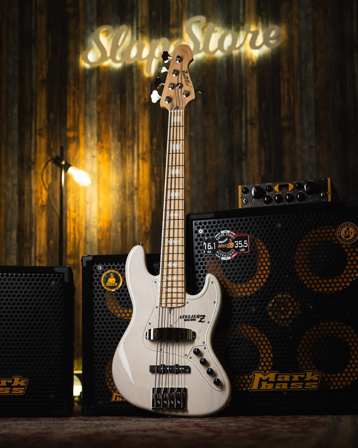 Atelier Z M265 Trans White 2024 - Bajo Eléctrico | Diseñados y construidos en Tokyo, Japón, la serie Magnitude de Atelier Z tiene un sonido característico y ortodoxo que se adapta a todos los estilos de música en donde se pueda desempeñar un jazz bass, ad