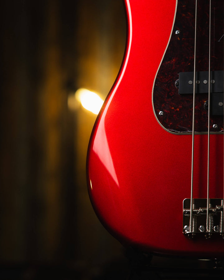 Atelier Z MVT 504 Candy Apple Red 2024 - Bajo Eléctrico | Cuerpo • Model: MVT 504• Madera: Alder • Terminación: Candy Apple Red Gloss Brazo • Madera: Maple• Perfil: “C”• Terminación: Gloss • String Spacing: 19 mm• Escala: 34” • Nuez: Bone Diapasón • Mader